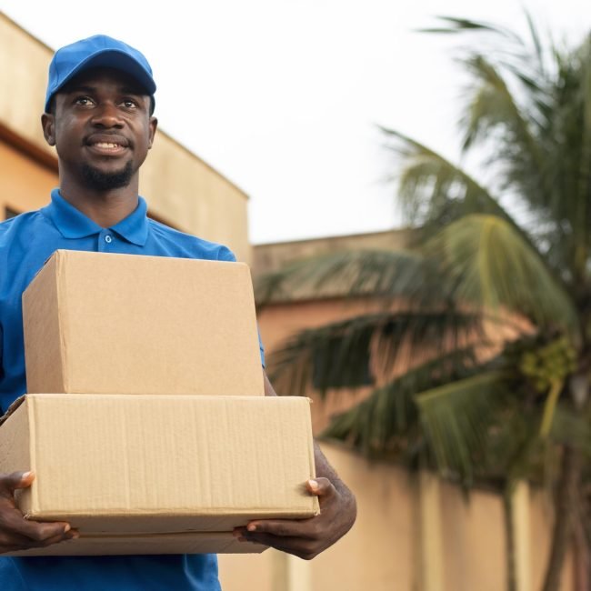 close-up-delivery-person-with-parcels close-up-delivery-person-with-parcels